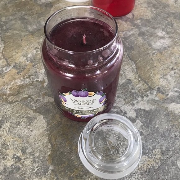 *SOLD* Yankee Candle Sugar Plum 22 Oz. Large Jar Candle, New - Picture 4 of 5